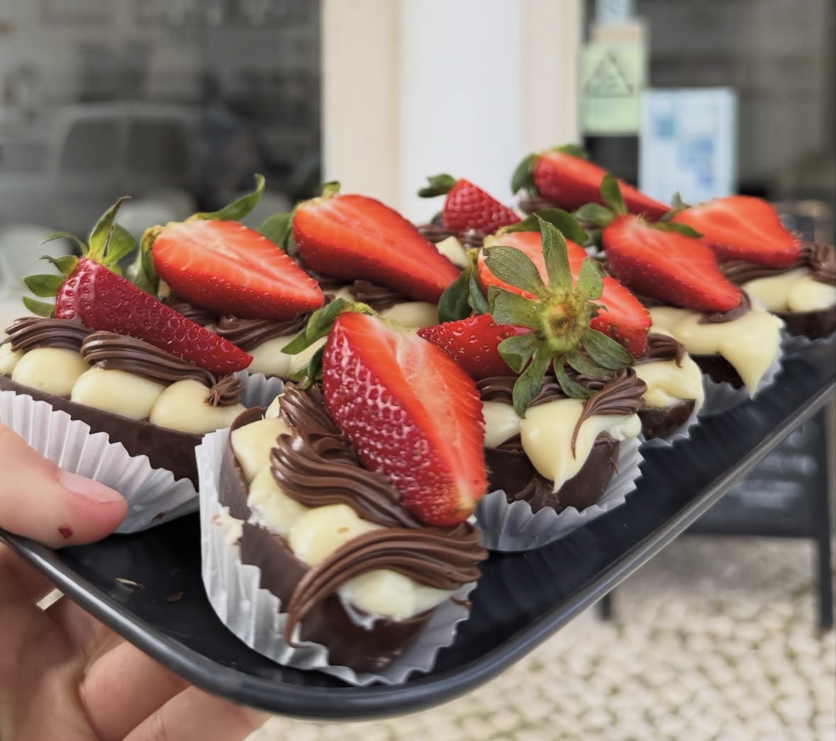 Brownies com creme e morango fresco