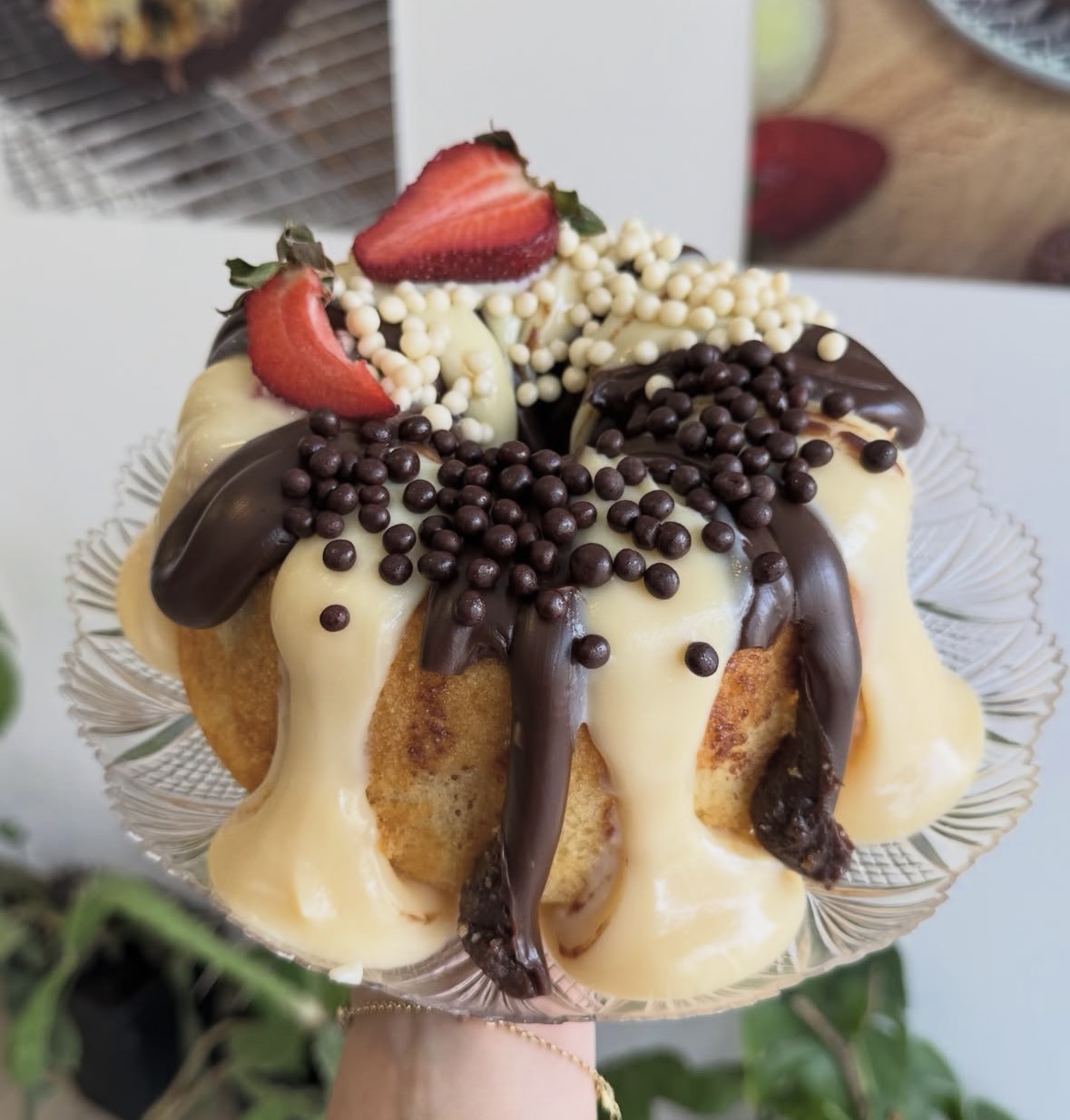 Bolo vulcão com creme e crocantes de chocolate