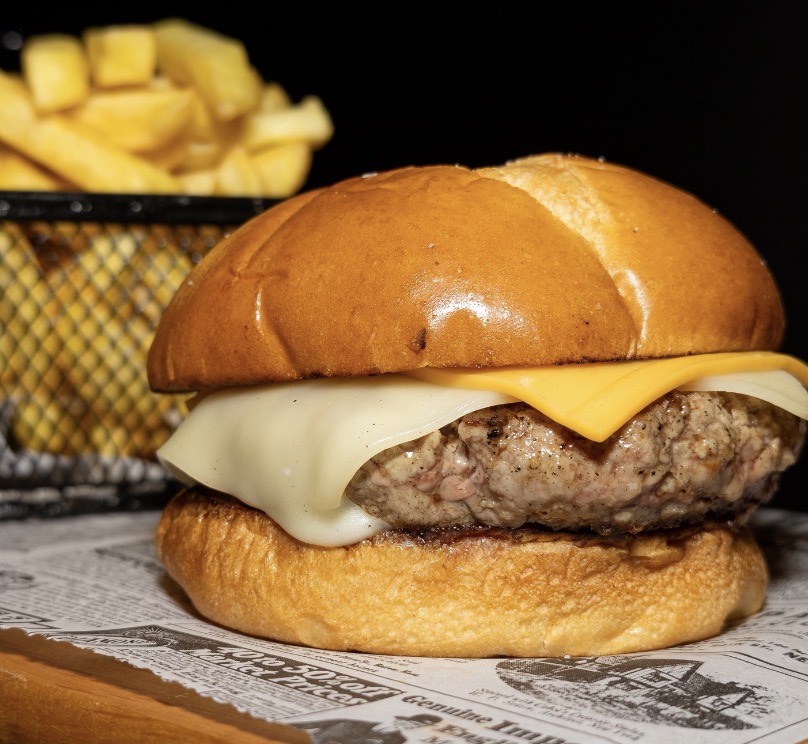 Cheese burguer no pão brioche com batatas fritas