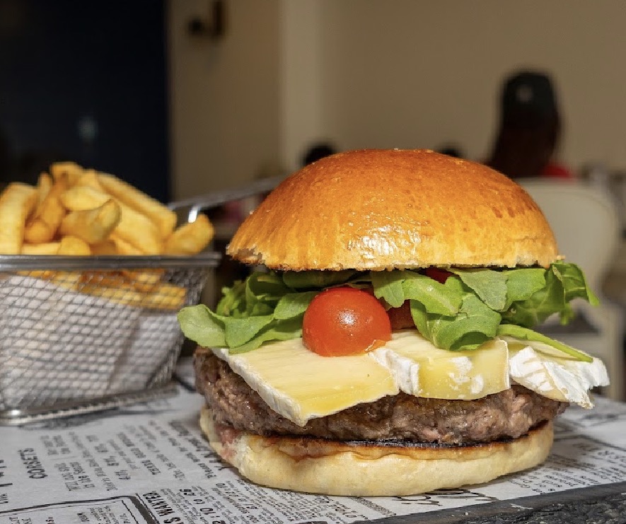 Hambúrguer gourmet com brie, rúcula e tomate cereja