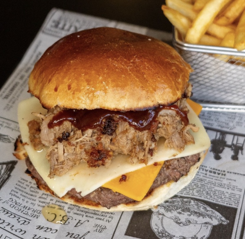 Barbecue burguer com pulled pork e molho barbecue