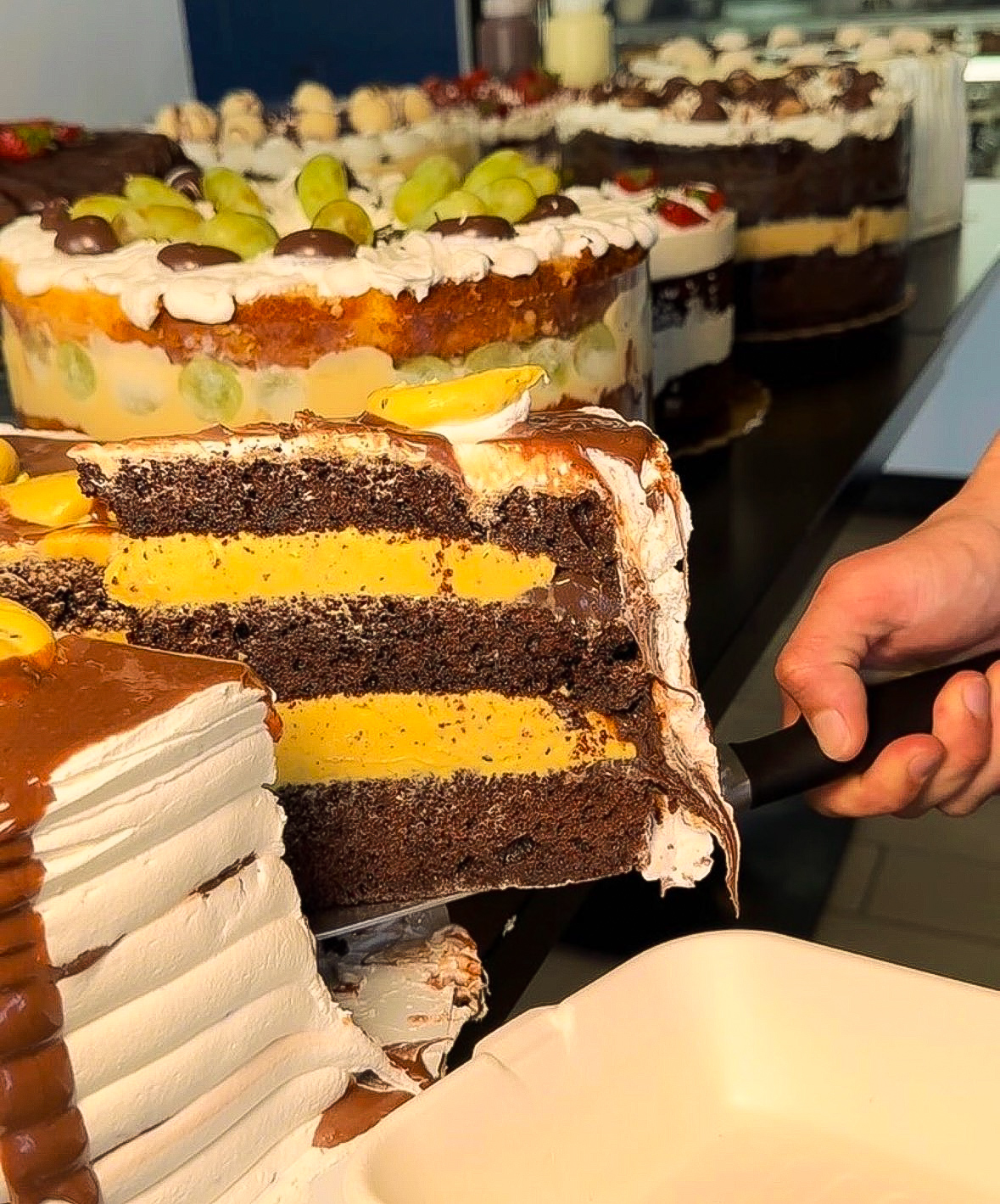 Festival de Fatias da Doce Amor Gourmet com vários sabores de bolos em exposição